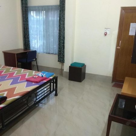 Cozy Living Hotel Guwahati Bagian luar foto