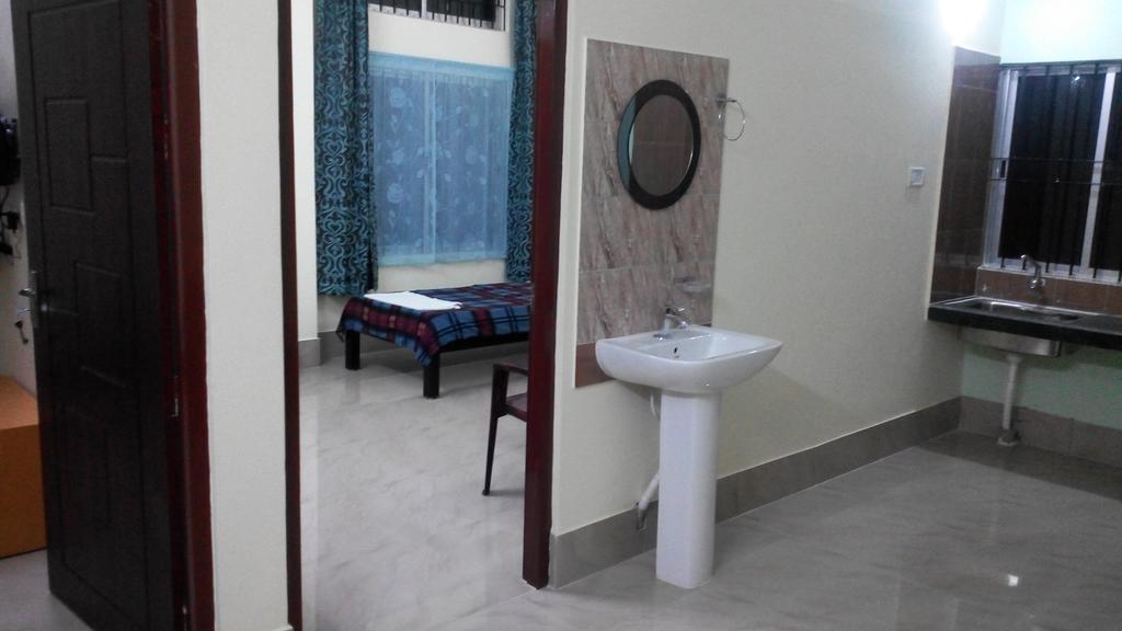 Cozy Living Hotel Guwahati Bagian luar foto